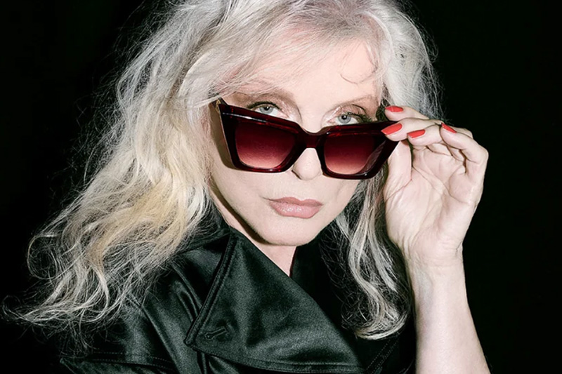 Debbie Harry portant des lunettes de soleil de la collection Cutler & Gross x Debbie Harry