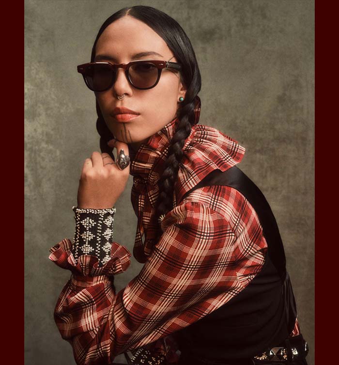 Femme portant des lunettes de soleil Jacques Marie Mage de la collection automne-hiver 2026